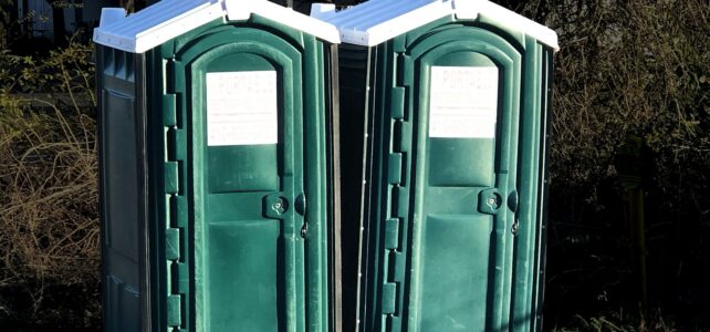 Mobile Toilettenkabinen und Pissoirs in der Vermietung: Effiziente Sanitärlösungen für jedes Event