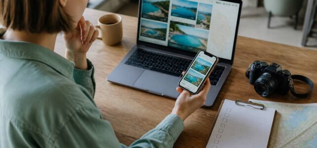 Een checklist en reiskaart naast een laptop tijdens het vergelijken van vakanties.
